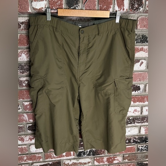 REI Men's Khaki Olive Green Cargo Shorts, 34L or XL - Picture 1 of 7
